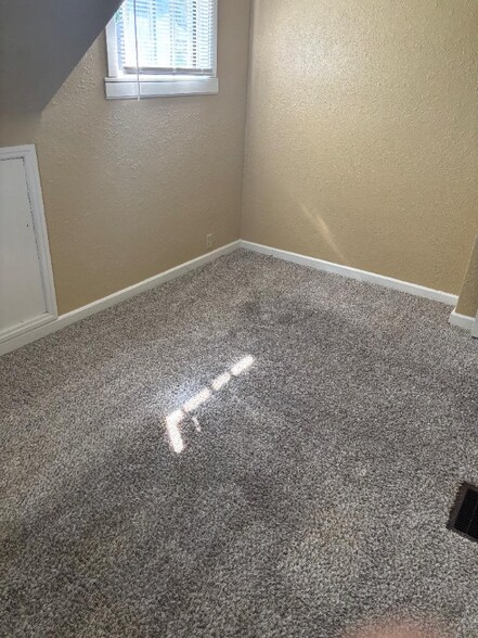 Building Photo - 242 E Siebenthaler Ave