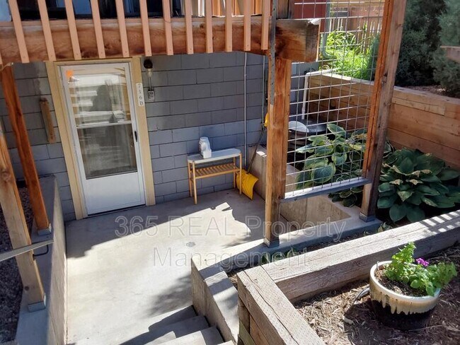 Building Photo - 716 Maple Street - B