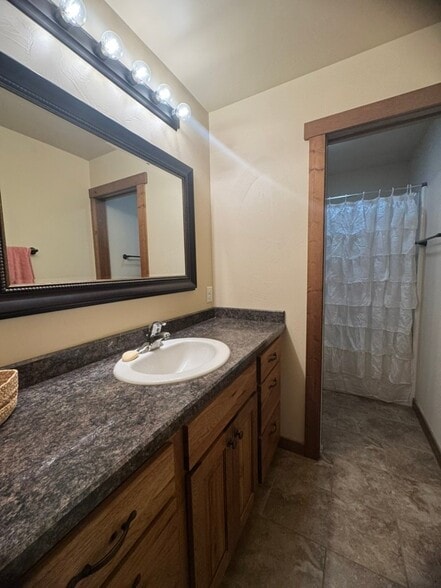 Building Photo - 219 Talon Way