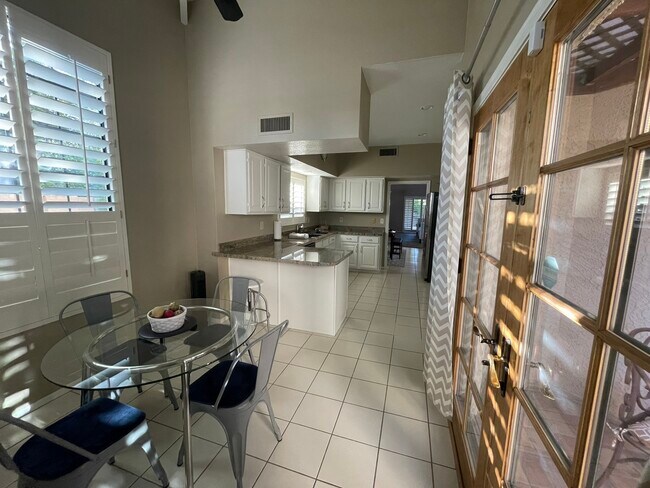 Building Photo - 5521 E Paradise Dr