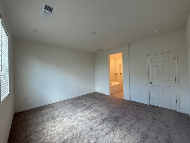 Building Photo - 3 bedroom, 2 bathroom home located in the vibrant community of Madera, CA