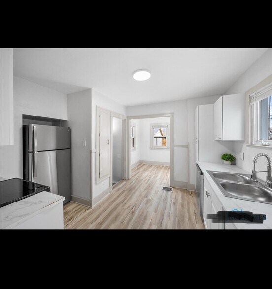 Renovated kitchen - 476 Shasta Dr