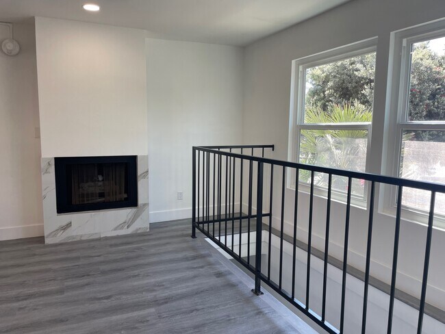 Building Photo - 323 S Broadway