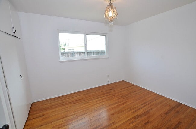 Building Photo - 151 Acacia Way