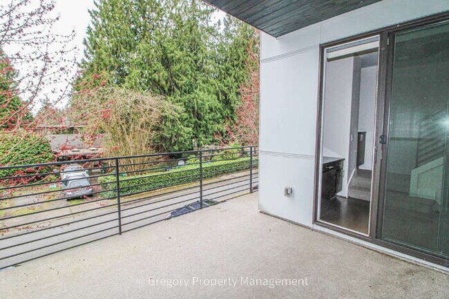 Building Photo - Newer Luxury 4 Bed 3 Bath 2 Car Garage Townhouse in Desirable Downtown Bothell Location. Walk to ...