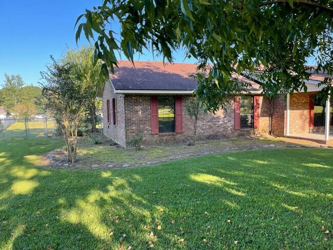 Building Photo - !!$500 off First months Rent!! Private 1-Acre Retreat with Pool, Screened Porch & Spacious Interior