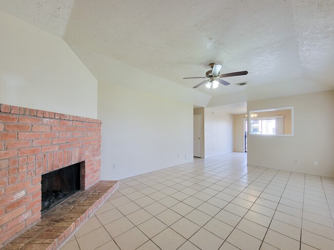 Building Photo - 10059 Emerald Creek Dr