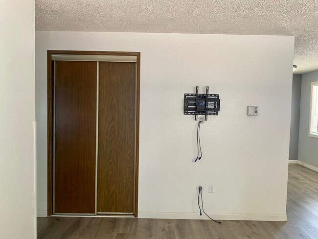 Building Photo - 2 Bed 1 Bath Duplex w/ Fenced Yard and Off...