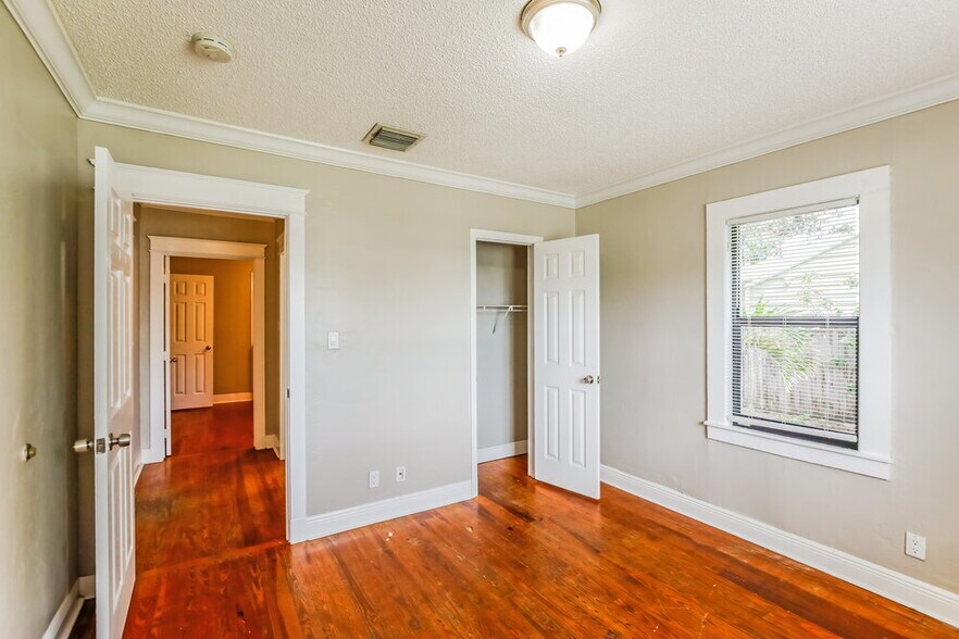 Building Photo - 926 13th Ave N