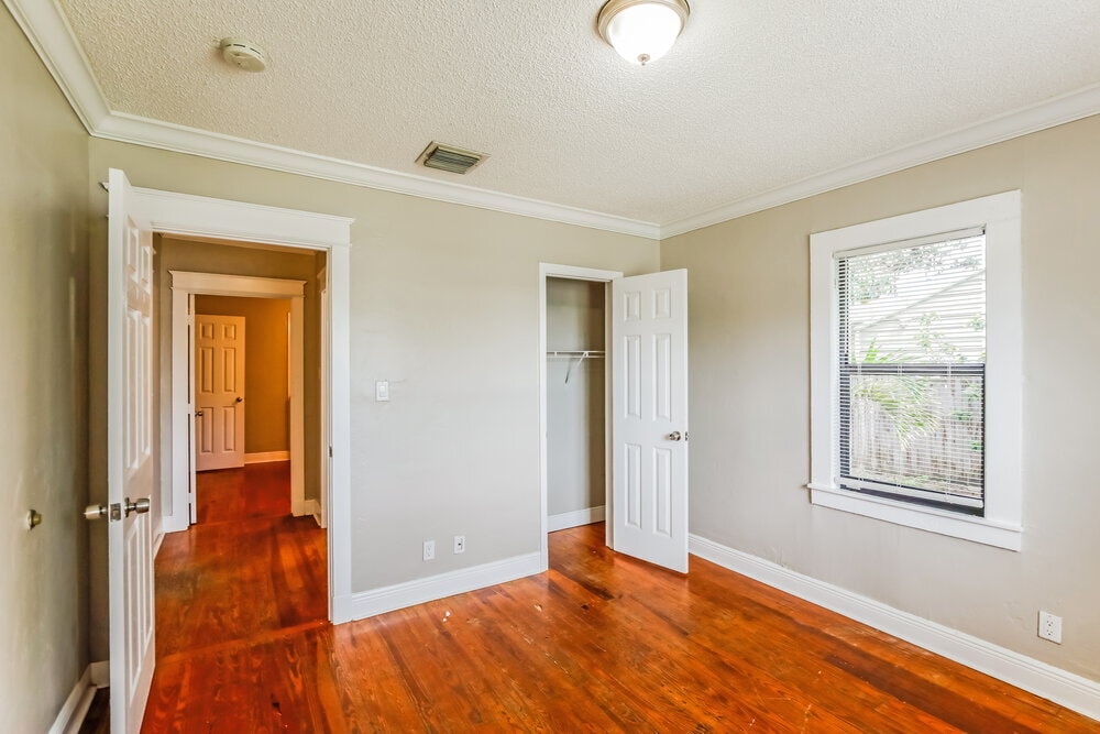 Building Photo - 926 13th Ave N