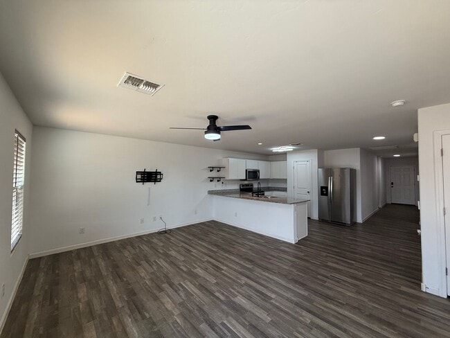 Building Photo - 4 Bedroom 2 Bathroom Home