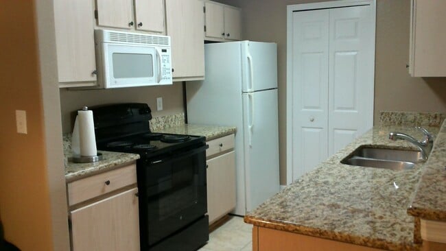 Building Photo - 5475 Vineland Rd