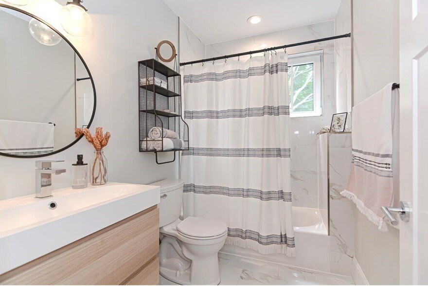 Building Photo - 52 River St