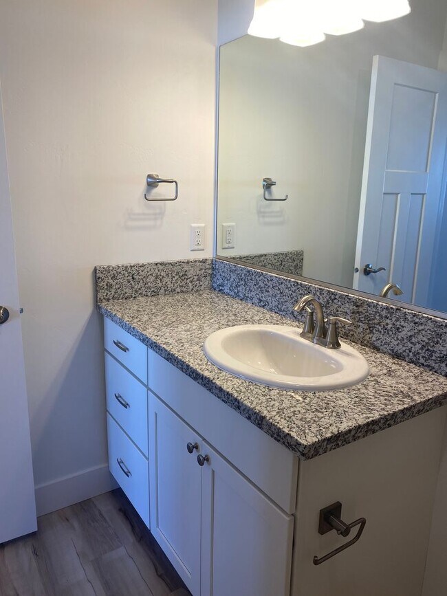 Building Photo - CHECK OUT THIS TOWNHOME IN SUGAR CITY WITH THE HOA and INTERNET INCLUDED!!