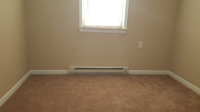 Building Photo - Welcome home to this charming and spacious 2-bedroom, 2 full bathroom single-family home in Edgew...