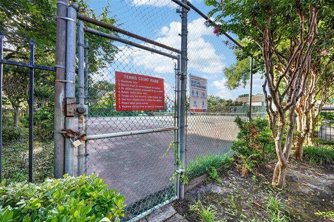 Building Photo - 10053 Westpark Dr