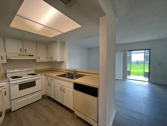 Building Photo - 1035 June Dr