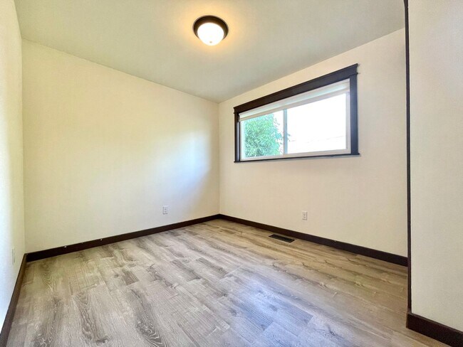 Building Photo - 17606 33rd Pl W