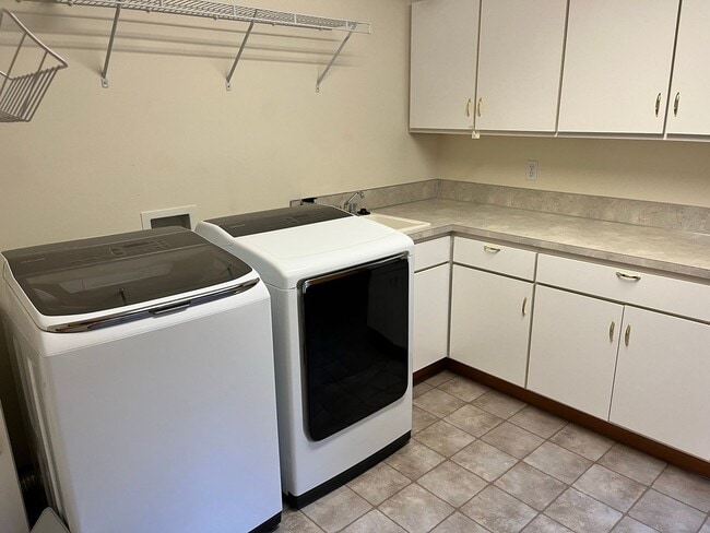 Building Photo - View Home in Poulsbo