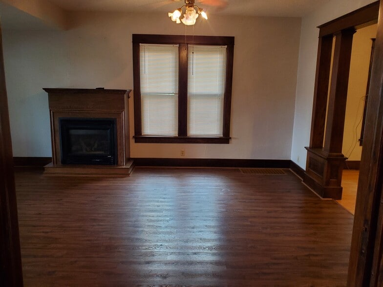 Building Photo - 502 E 1st St S