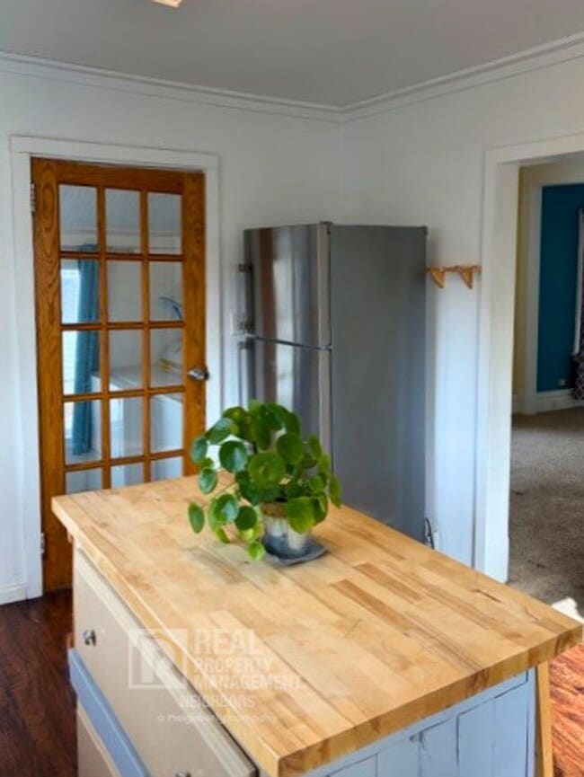 Building Photo - Welcome to Spacious 4 Bedroom, 1 Bathroom Holland Home