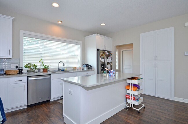 Building Photo - Beautiful 4-Bed 3-Bath Home in Minneapolis - Available 9/10!