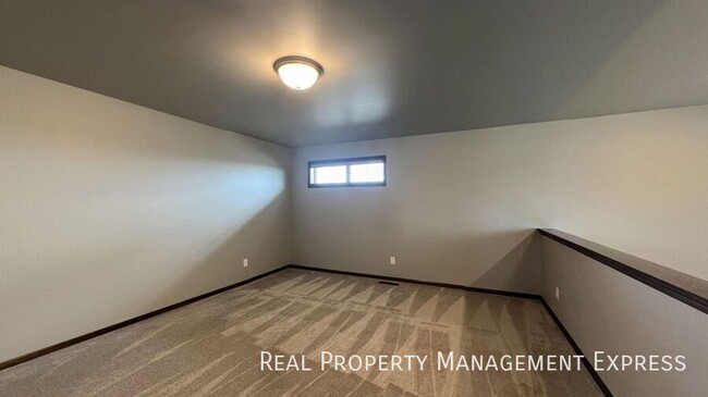 Building Photo - Modern 3 Bed, 2.5 Bath with Loft | Located...