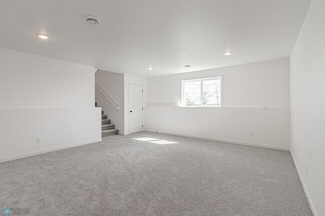 Building Photo - 4 bedroom 2 bathroom house