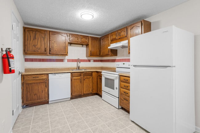 Building Photo - 2401 Greenwood Dr