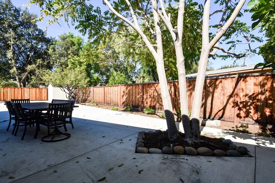 Building Photo - 1099 Bradford Dr