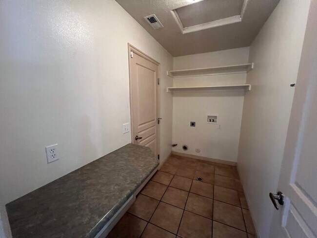 Building Photo - Snow Canyon Home!