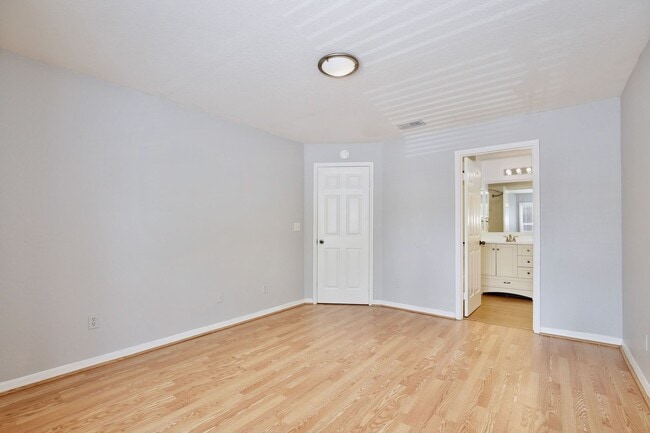 Building Photo - Charming 2/2 Spacious Condo with a Screened Balcony in the Highly Desired Dr. Phillips Area - Orl...