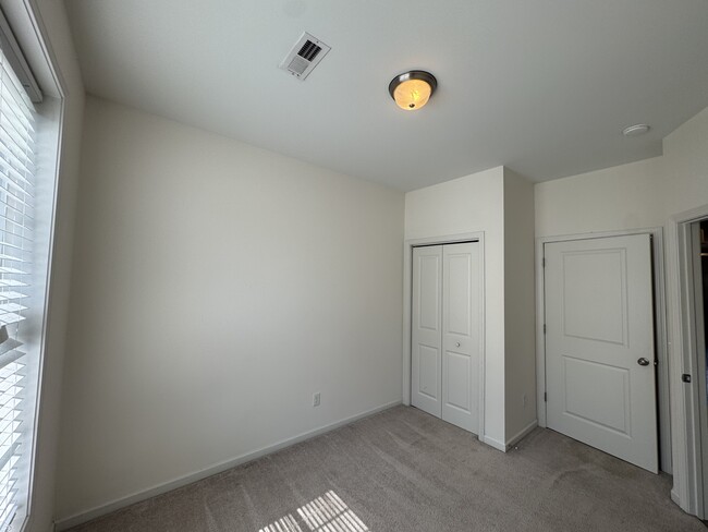 Building Photo - 53 Dresser Ln