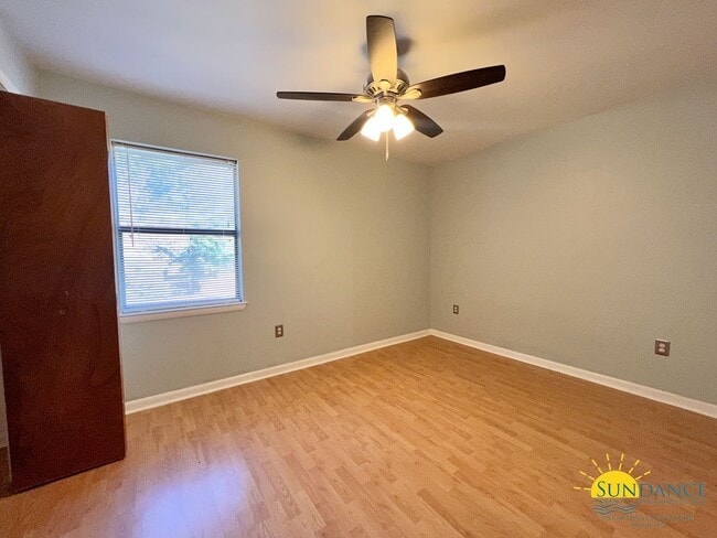 Building Photo - End unit 2 Bedroom Townhome with nice upda...