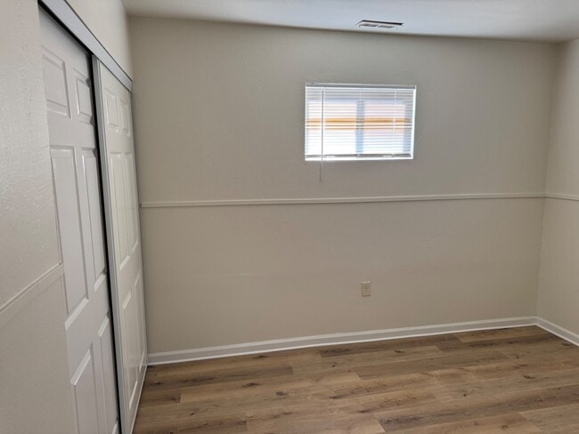 Building Photo - 560 E 47th Pl