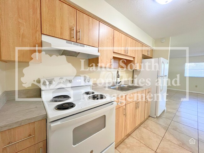 Building Photo - 713 Johnson Ave