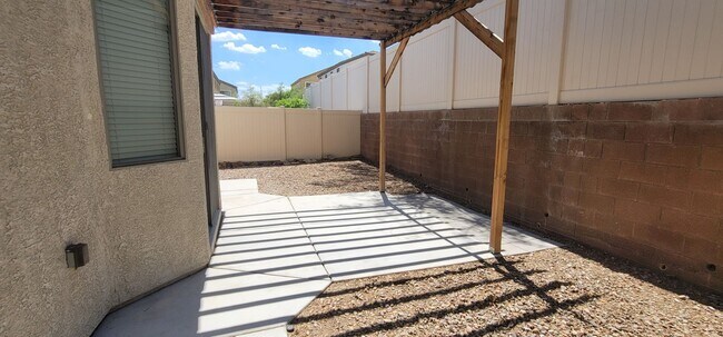 Building Photo - 3 Bed 2.5 Bath Pecos and Washburn