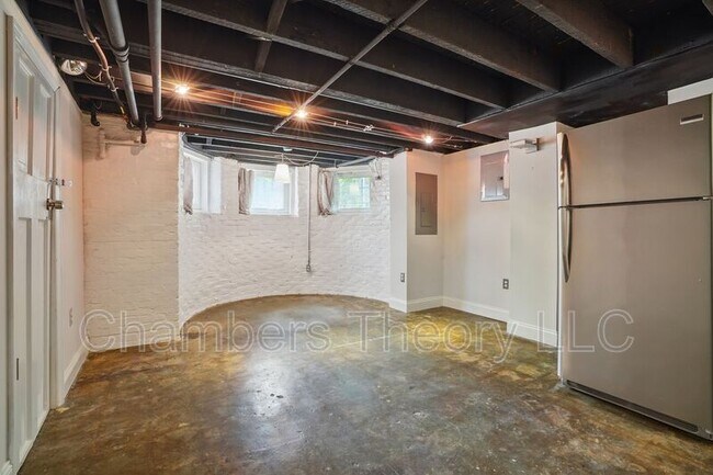 Building Photo - 136 R St NE