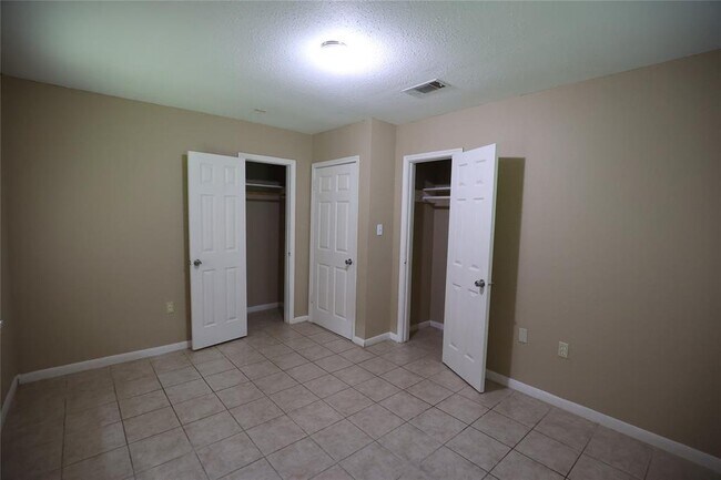 Building Photo - 5734 Lyndhurst Dr