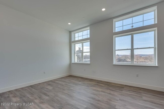 Building Photo - 19 N River St