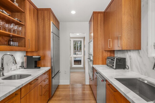 Building Photo - 262 Eastwood Rd