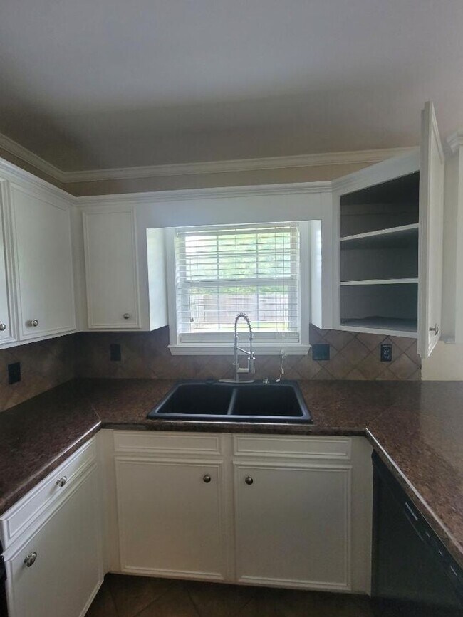 Building Photo - 1502 Winchester Dr