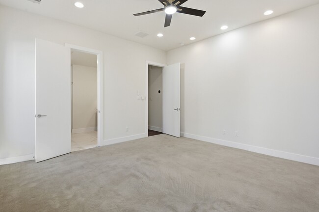 Building Photo - 5519 Paraiso Pl