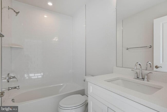 Building Photo - 1011 Venifena Terrace SE