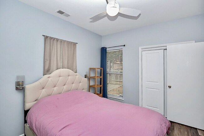 Building Photo - Stunningly Updated 2BD/2BA Ground Floor Un...