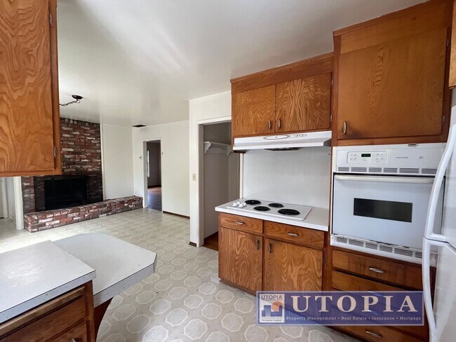 Building Photo - 2 Bed 1 Bath Single Family Home Right Next...