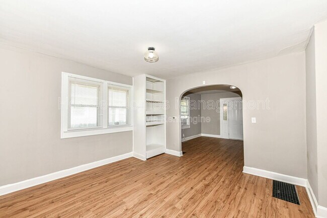 Building Photo - 802 N Denny St