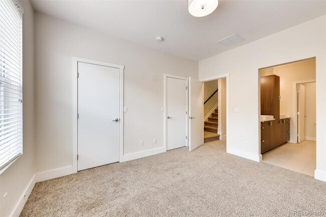 Building Photo - Immediate Availability! Stunning Modern lu...