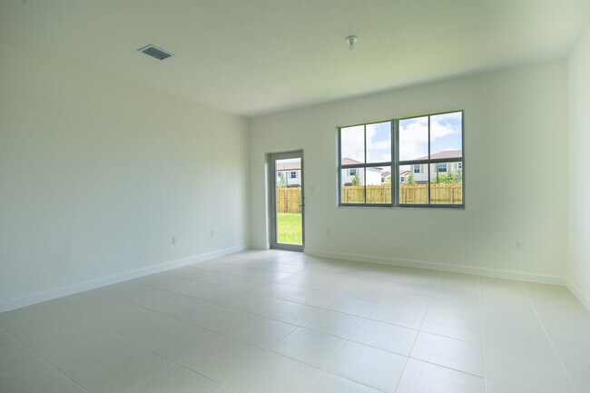 Building Photo - 2485 SE 29th Dr