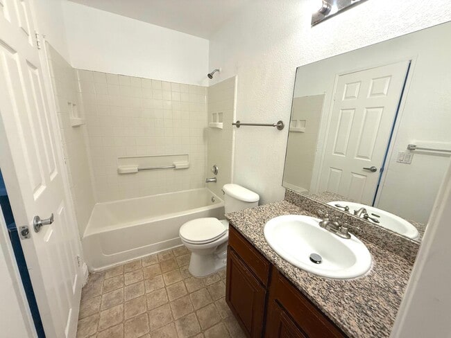 Building Photo - SPACIOUS 2BED/2BATH CONDO ON THE 2ND FLOOR